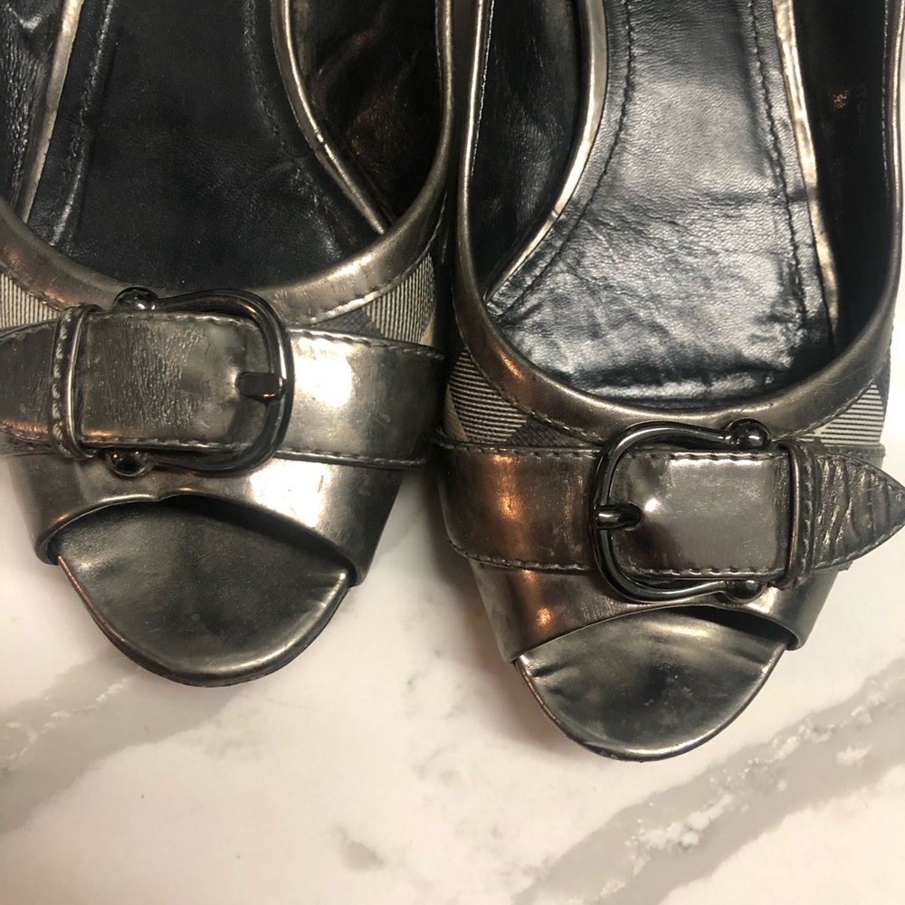 3. Burberry flat - Picture 4 of 7